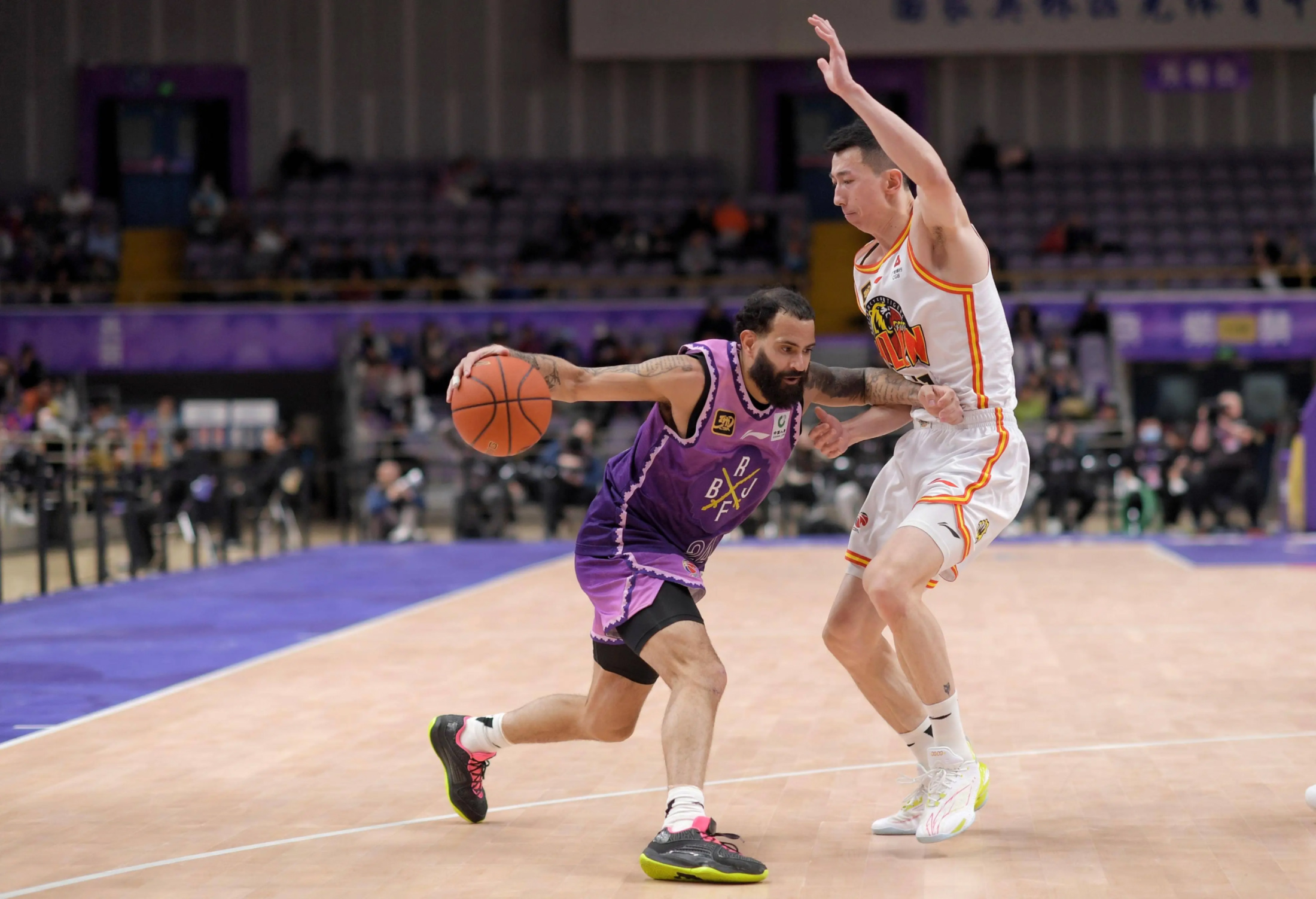 包含冲刺阶段山东男篮调整名单以备NBA常规赛；战术微调环节打磨；信心回归；年轻球员得到机会的词条开云在线